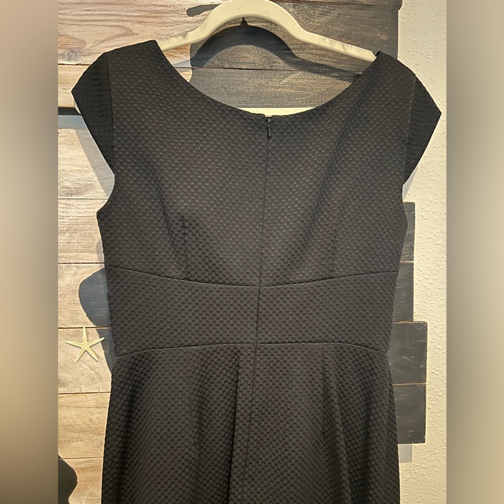 Kay Unger Cap Sleeve Textured Sheath Cocktail Dress Flower Embellishment - Picture 4 of 5